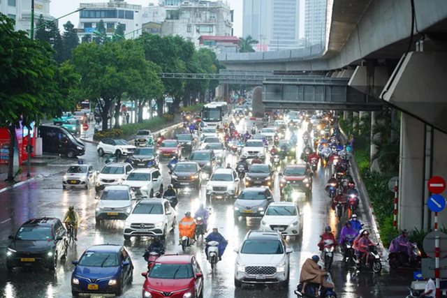 Ngày cuối cùng miền Bắc nắng nóng, từ chiều nay có mưa dông giải nhiệt